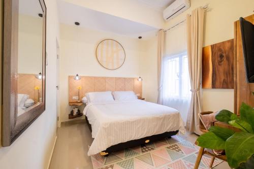 日惹Siji Gempol Vacation Home的一间卧室配有一张大床和镜子