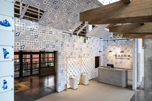 五结烟波花时间宜兰传艺的一间铺有蓝色和白色瓷砖的墙壁客房