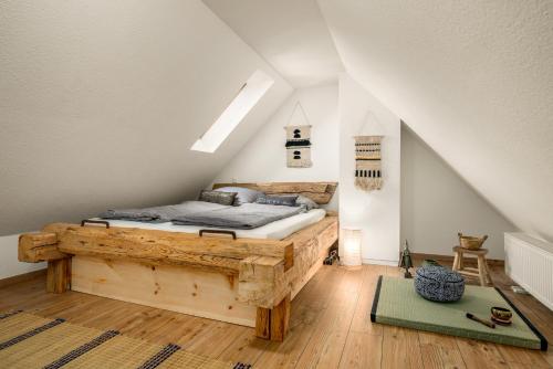 卡塞尔CASSEL LOFTS - Idyllische Maisonette-Wohnungen nähe Bergpark Wilhelmshöhe的一间卧室配有一张木床