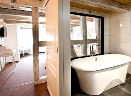 圣伊波利特Chambre Le Hupsa Pfannala的带浴缸和盥洗盆的浴室