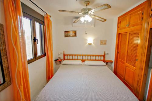 莫莱拉Gina - fantastic sea view apartment in Moraira的一间卧室配有一张带两个白色枕头的床