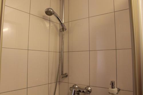 慕尼黑慕尼黑安德拉酒店的浴室内配有淋浴和头顶淋浴