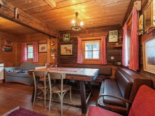 Feistritz ob BleiburgChalet near Lake Klopeiner with sauna的小屋内带桌椅的用餐室