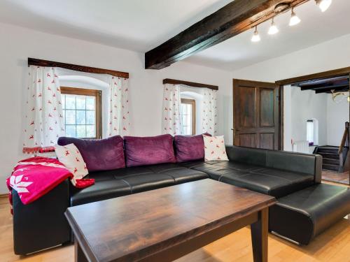 EbersteinHoliday home in Eberstein Carinthia with sauna的客厅配有黑色真皮沙发和桌子