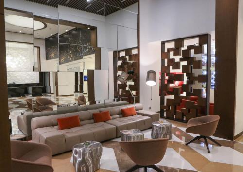 贝鲁特贝鲁特关键公寓式酒店的客厅配有沙发和椅子
