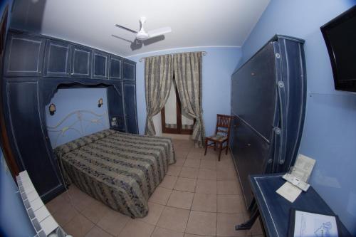 桑格罗堡提格里奥酒店的一间卧室配有一张床和吊扇