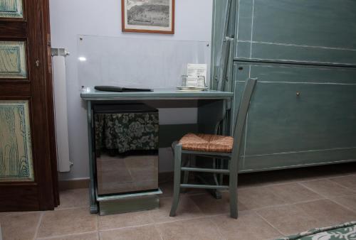 桑格罗堡提格里奥酒店的冰箱旁的桌椅