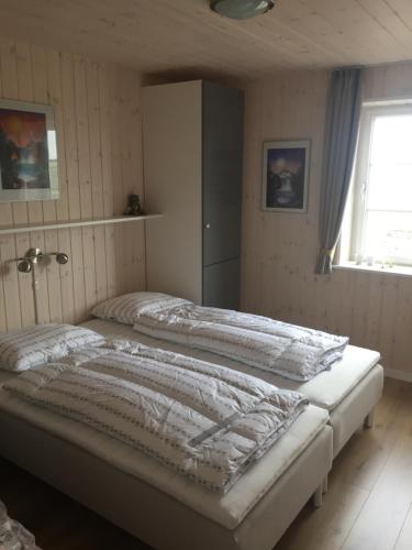 岑讷麦斯提德度假酒店的卧室设有两张单人床和窗户。