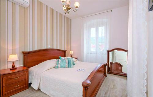 耶尔萨Lovely Home In Jelsa With Private Swimming Pool, Can Be Inside Or Outside的一间卧室配有一张床、梳妆台和镜子