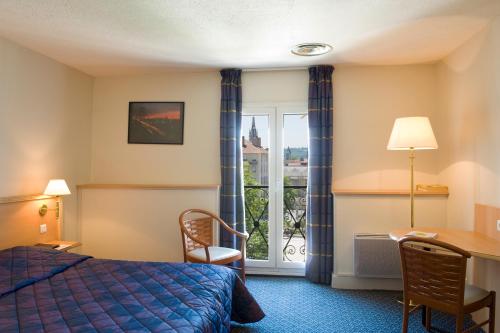 波城波城中心波旁酒店的配有一张床、一张书桌和一扇窗户的酒店客房