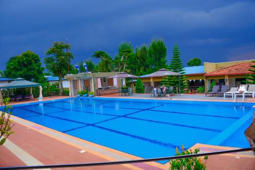 RwamaganaDereva Hotel Rwamagana的度假村内的大型游泳池