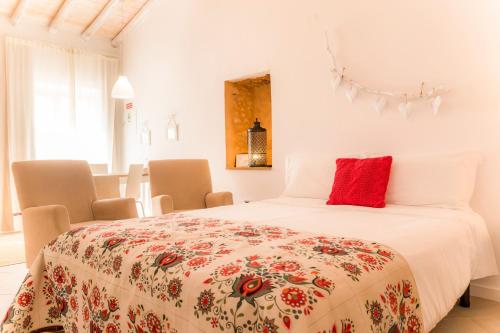萨格里什Cercas Velhas的一间卧室配有一张红色枕头的床