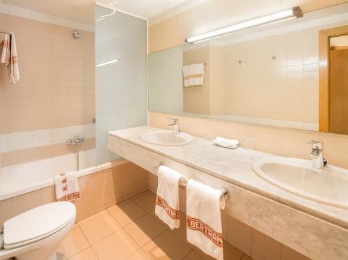巴塞罗那伯特伦公寓酒店的一间带水槽、卫生间和镜子的浴室