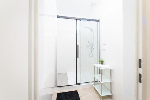 维也纳Space Home Apartment - City Hall的浴室里设有玻璃门淋浴