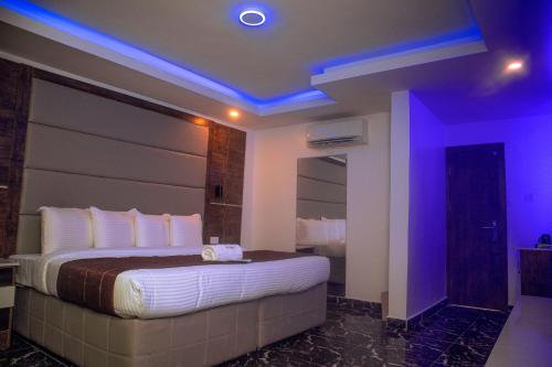 伊凯贾PRESKEN HOTELS @FAJODD-4的酒店客房设有一张紫色灯大床