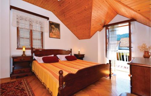 斯塔里格勒Nice Apartment In Stari Grad With 3 Bedrooms And Wifi的一间卧室设有一张床和木制天花板