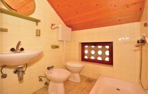 斯塔里格勒Nice Apartment In Stari Grad With 3 Bedrooms And Wifi的一间带水槽和卫生间的浴室以及窗户。