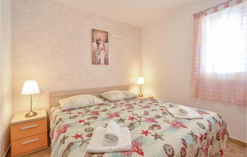 塞莱纳Gorgeous Apartment In Stanici With Kitchen的一间卧室配有带毛巾的床