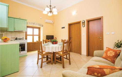BičićiLovely Home In Barban With Kitchen的厨房以及带桌椅的起居室。