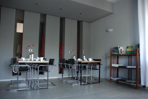 莫迪卡哈比塔住宿加早餐酒店的一间设有桌椅的房间,位于一个墙上