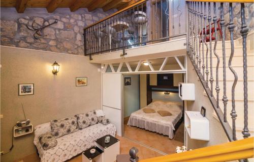 特斯特诺扎通维里奇37号度假屋的客厅配有沙发和1张床