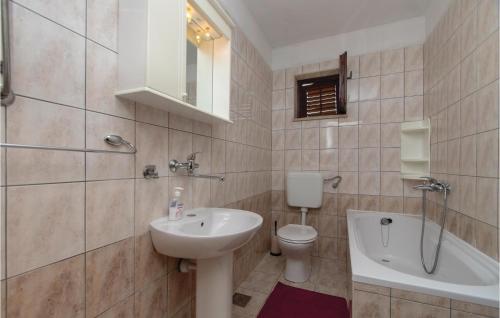 拉茨斯切Awesome Apartment In Racisce With Kitchenette的浴室配有盥洗盆、卫生间和浴缸。