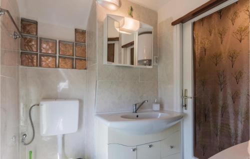 Stunning Home In Valtura With Kitchen的一间浴室