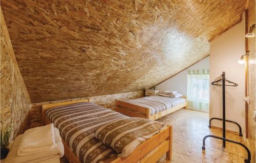 瓦图拉Stunning Home In Valtura With 4 Bedrooms, Wifi And Outdoor Swimming Pool的一间卧室设有两张床和石墙