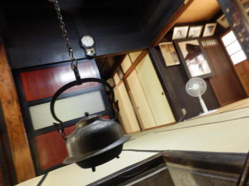 南砺友四郎民宿旅馆的厨房里挂在炉灶上的茶壶