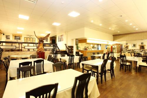 乌来泉世界温泉会馆的一间餐厅,房间内设有白色的桌椅