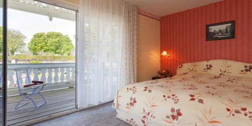 奥斯特巴德·哥伦Pension Kastanienhof的一间卧室设有一张床和一个大窗户