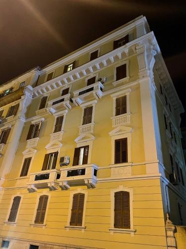 福贾Blue & Grey downtown Foggia的一面设有窗户的大型黄色建筑