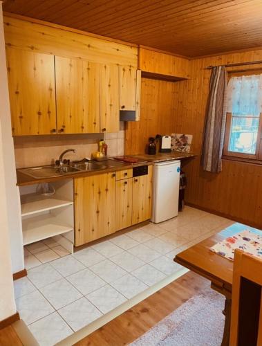 楚奥茨Günstig und Einfaches Studio auf dem Bauernhof的厨房配有木制橱柜和白色冰箱。