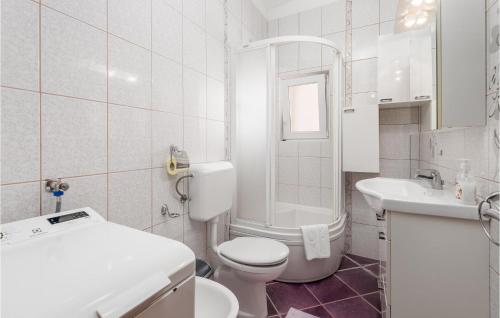 GaricaNice Apartment In Garica With Kitchen的白色的浴室设有卫生间和水槽。