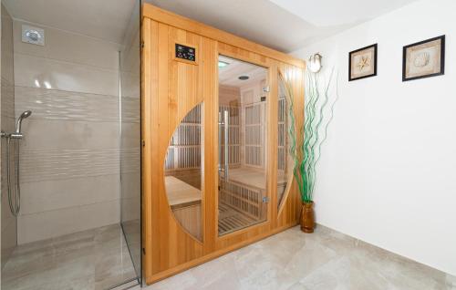 尼亚卢卡Cozy Home In Vela Luka With Outdoor Swimming Pool的浴室设有木制门淋浴。