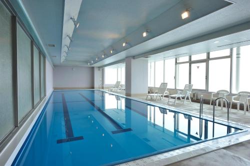诹访市RAKO华乃井宾馆的大楼内一个蓝色的大型游泳池
