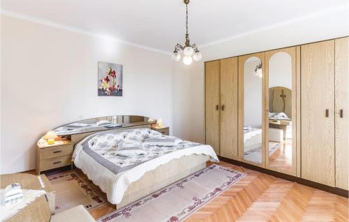 Lovely Apartment In Pula With Wifi客房内的一张或多张床位