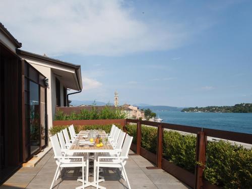 萨罗罗坎达德尔贝纳科酒店的俯瞰水面的阳台配有桌椅