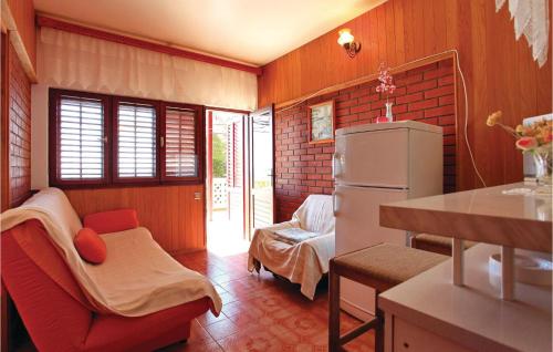 普利兹巴Beautiful Apartment In Blato With House Sea View的一间带冰箱和沙发的厨房