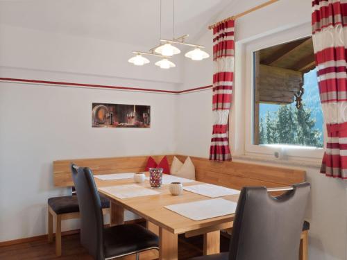 菲根Lovely Apartment with Terrace in F genberg的一间带木桌和椅子的用餐室