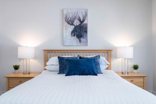 Luxurious Blue Mountain 3BR & 3BTH Walk-in to Village客房内的一张或多张床位