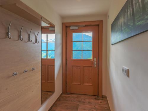 米特西尔Rustic country house in Mittersill near ski area的走廊上设有门和窗户