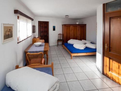 布里萨戈Avalon的一间设有两张床、一张桌子和一张桌子的房间