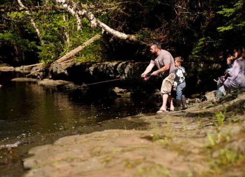 CormackRocky Brook Acres的河上钓鱼的男人和孩子