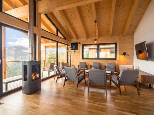 克利浦托尔Chalet in Klippitzt rl ski area with sauna的一间带壁炉和桌椅的用餐室