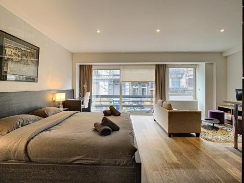 布鲁塞尔Flat Moliere的一间卧室配有一张大床和一张书桌
