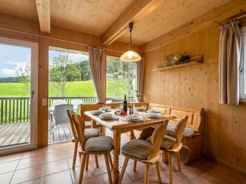 穆劳附近圣格奥尔根Chalet in St Georgen ob Murau near ski area的木制用餐室配有桌椅