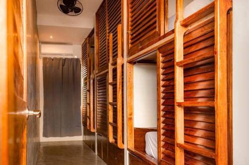 巴卡拉尔Che Bacalar Hostel & Bar Adults Only的卧室设有木墙和一张双层床。