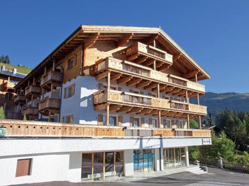 平茨高谷地霍勒尔斯巴赫Apartment near the ski area in Mittersill的旁边设有木制阳台的建筑