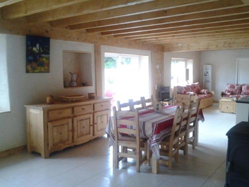 Saint-André-de-Chalençon燕子巢度假屋的厨房以及带桌椅的用餐室。